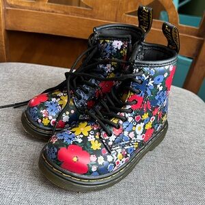 Toddler Dr. Martens | Size 8 US
1460 WANDERFLORAT (black floral)